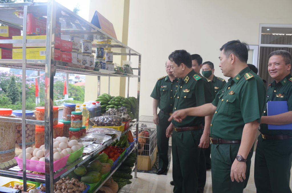 Các đại biểu tham quan khu vực trưng bày các sản phẩm do đơn vị tự tăng gia sản xuất