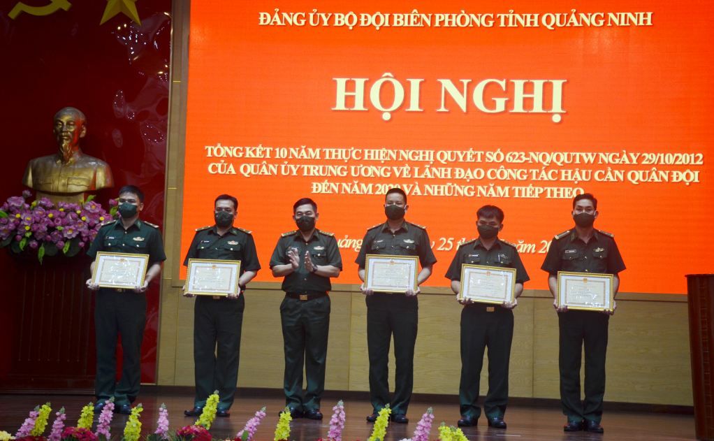 Đại tá Nguyễn Thanh Hải, Chính ủy BĐBP tinh trao giấy khen cho các tập thể, cá nhân đạt thành tích cao trong thực hiện Nghị quyết 623