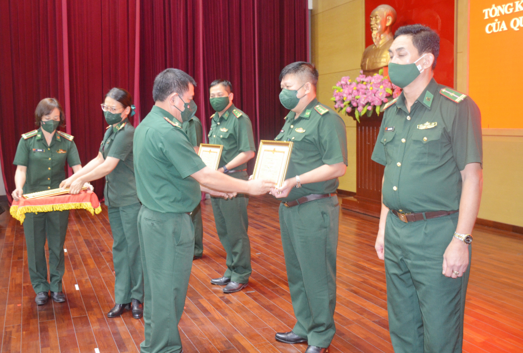 Đại tá Nguyễn Văn Thiềm, Chỉ huy trưởng BĐBP tỉnh tặng giấy khen cho các tập thể, cá nhân đạt thành tích cao trong thực hiện Nghị quyết 623
