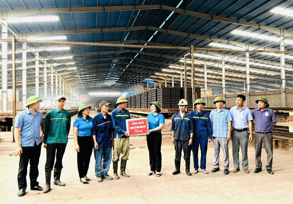 ... tặng quà tổ đội xuất sắc tại Công ty CP Xi măng và Xây dựng Quảng Ninh; Công ty CP Tâm Vân Hạ Long.