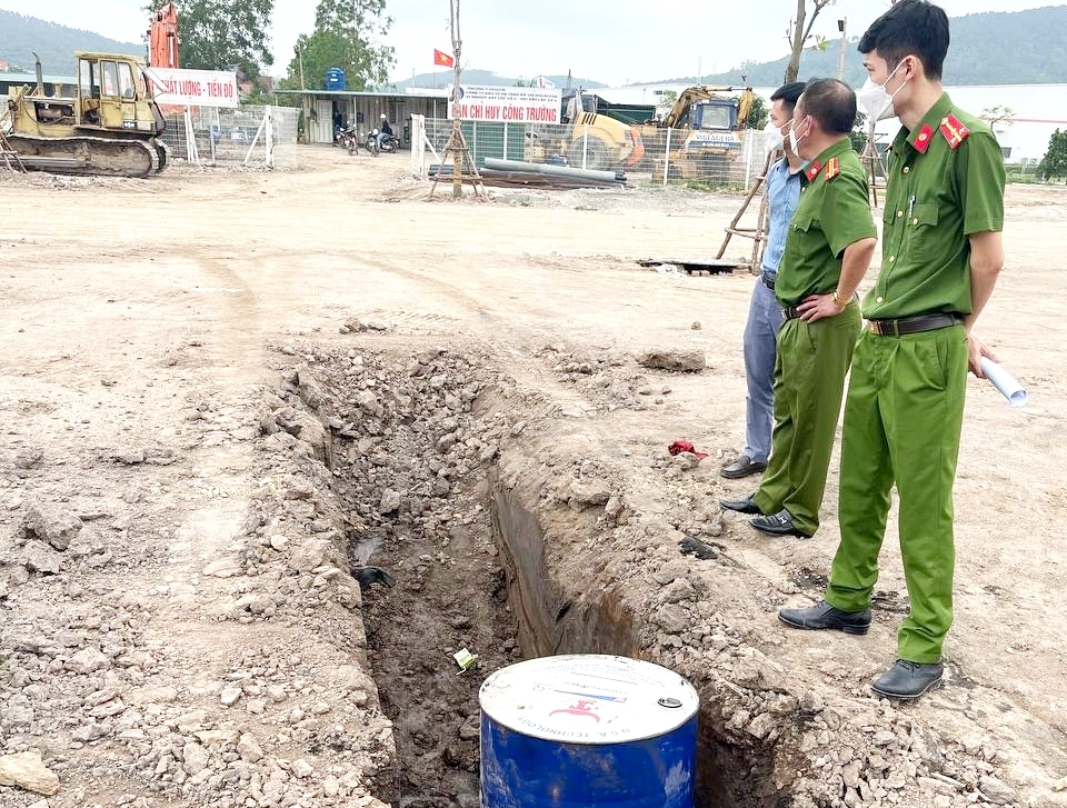 Lực lượng Công an phát hiện Công ty CP Sông Hồng (huyện Hải Hà) có hành vi đổ chất thải rắn công nghiệp không đúng nơi quy định.