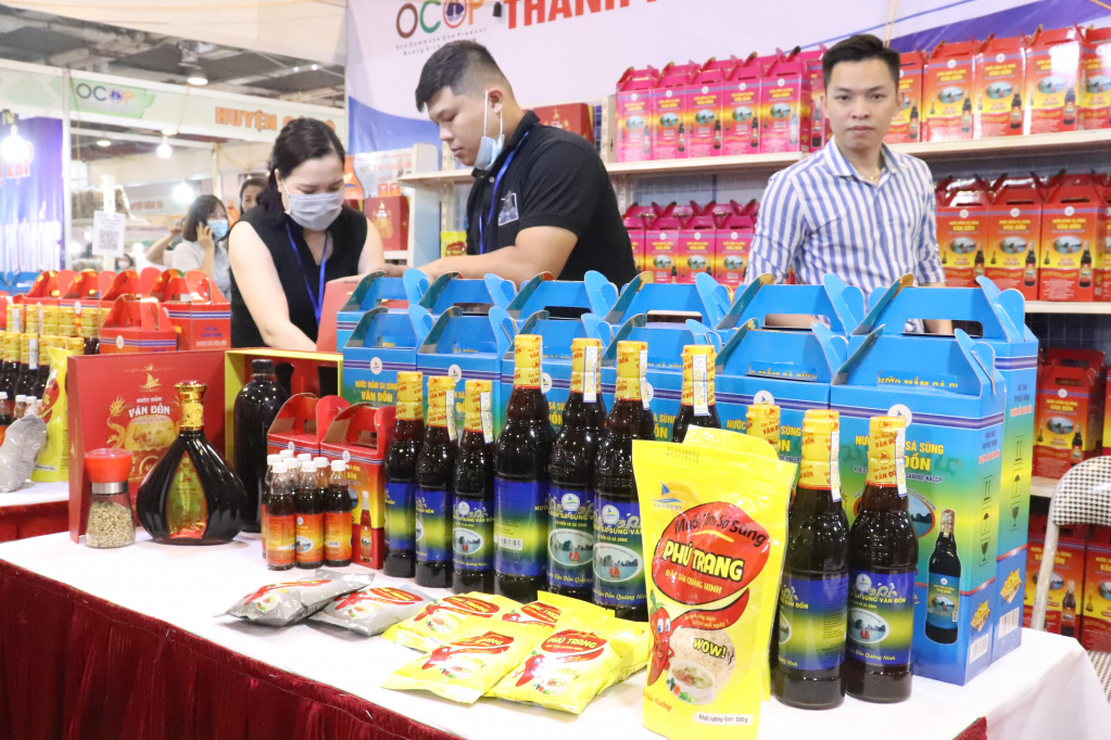 Các mặt hàng bày bán tại Hội chợ OCOP Quảng Ninh - Hè 2022 có nguồn gốc, tem mắc rõ ràng giúp người dân, du khách yên tâm khi sử dụng sản phẩm.