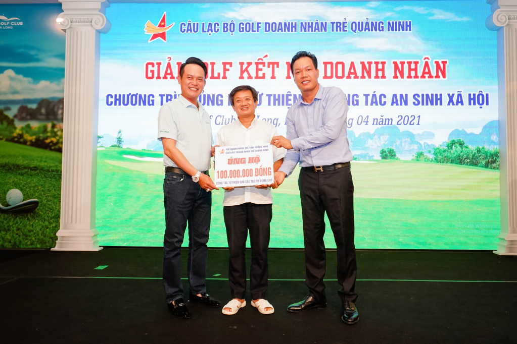 Tại Giải Gofl doanh nhân trẻ tháng 4/2021, thông qua ông Đoàn Ngọc Hải (giữa), Hội đã ủng hộ cho trẻ em nghèo vùng cao 100 triệu đồng.
