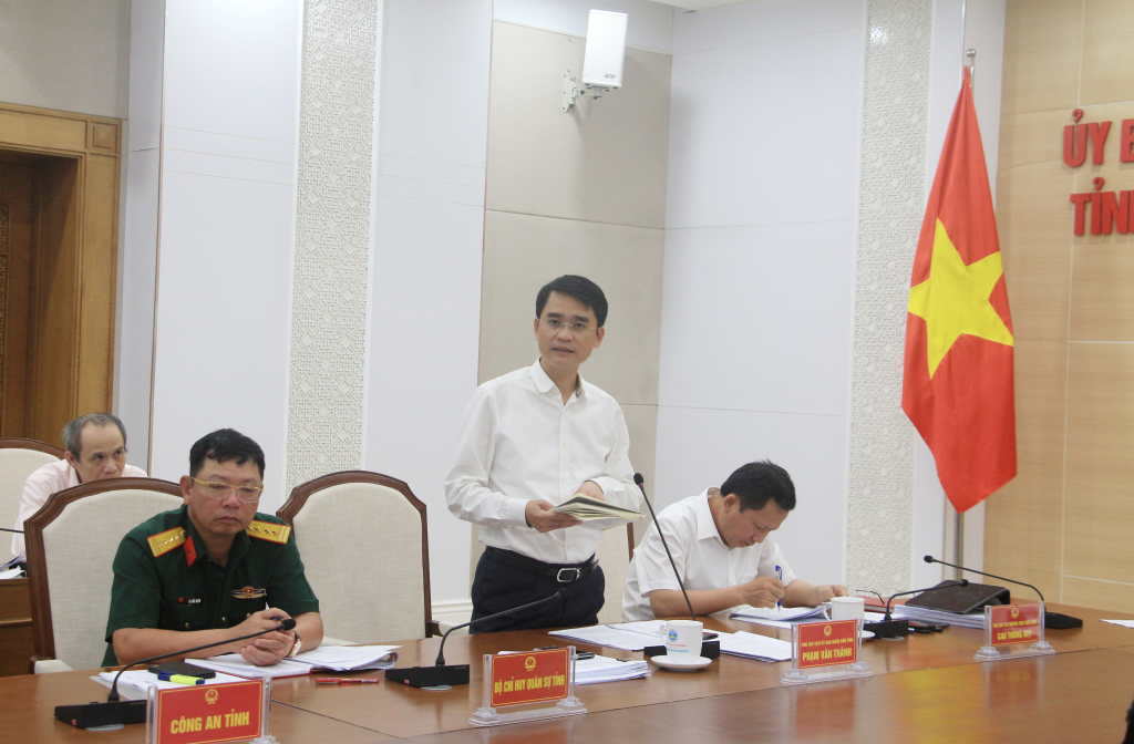 Đồng chí Phạm Văn Thành, Phó Chủ tịch UBND tỉnh, phát biểu tại phiên họp.