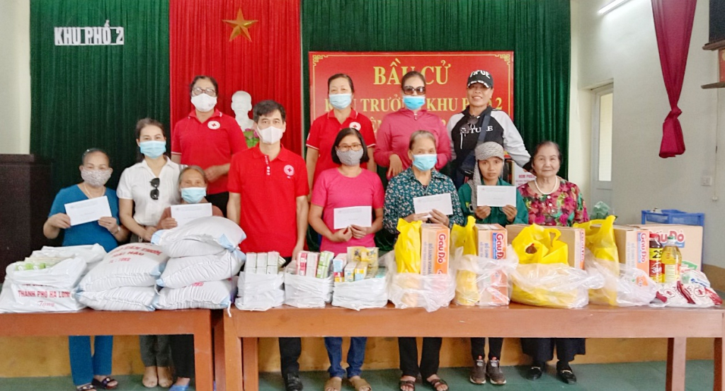 Hội CTĐ TP Hạ Long trao tặng quà cho hộ gia đình khó khăn phường Hà Khánh, tháng 5/2022.