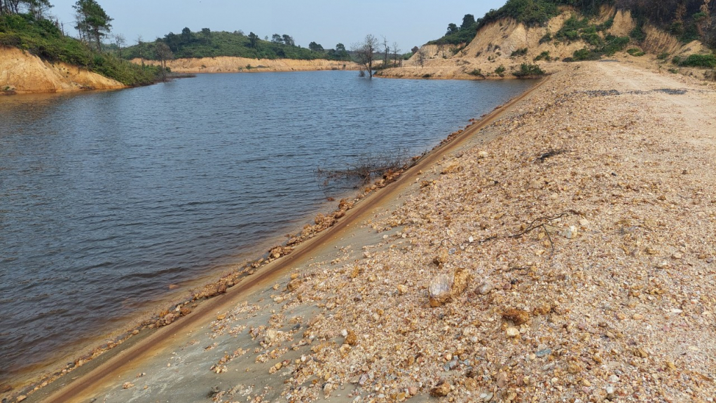 Công trình hồ chứa nước Đầm Ván, xã Vĩnh Thực (Móng Cái) tạm dừng thi công từ tháng 6/2020 do chưa hoàn thành công tác đền bù, giải phóng mặt bằng.
