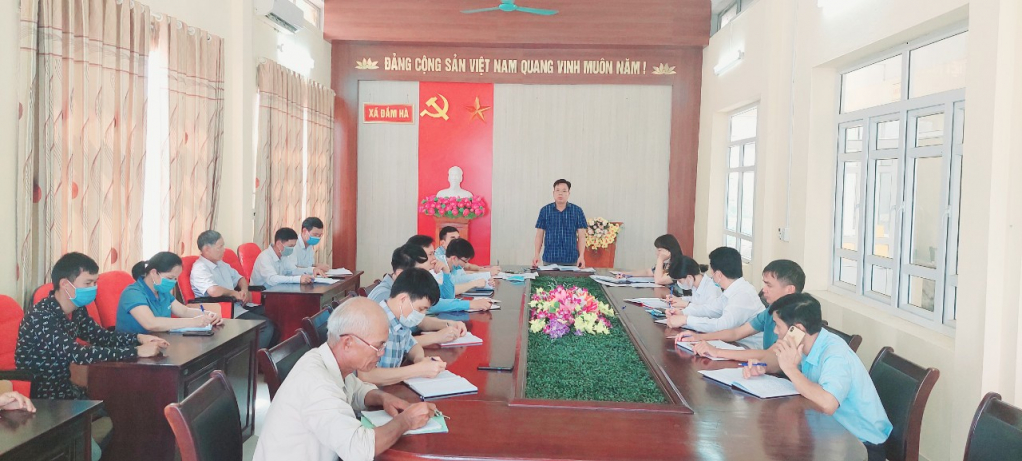 Xã Đầm Hà họp Ban chỉ đạo bầu cử trưởng thôn để kiểm điểm độ chuẩn bị bầu cử.