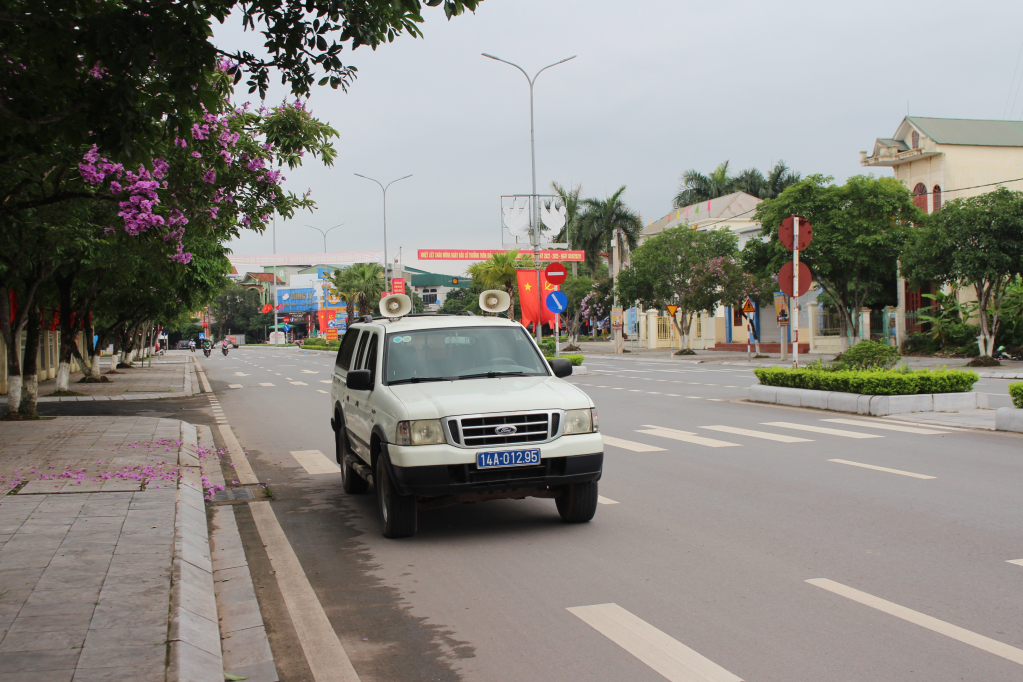 Trung tâm Truyền thông và Văn hóa huyện Đầm Hà tuyên truyền lưu động về công tác bầu cử trưởng thôn, bản, khu phố.