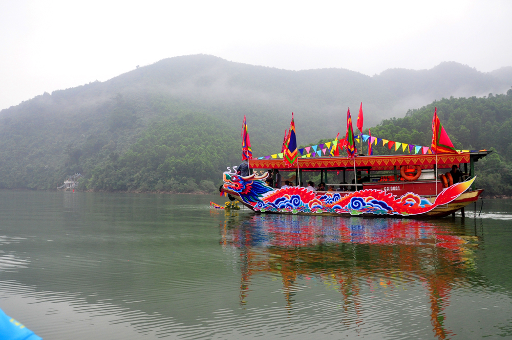 Tourists should do a tour of Ba Che river on a dragon ship.