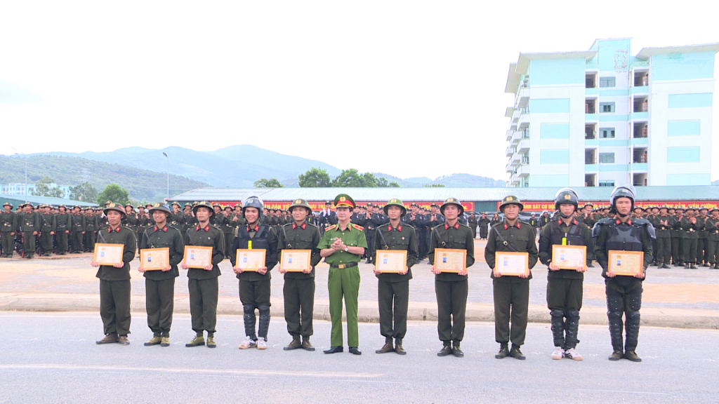 Thiếu tướng Lê Văn Sao, Phó Tư lệnh Cảnh sát cơ động trao giấy chứng nhận hoàn thành khoá huấn luyện cho các tân binh.