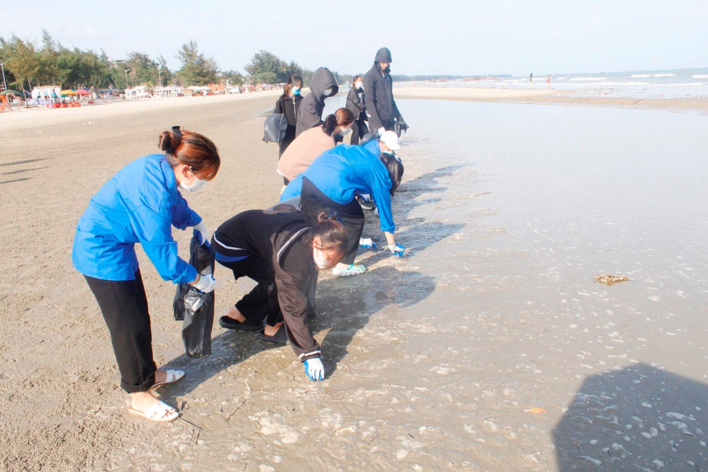 Các đại biểu và nhân dân thu gom rác thải tại bãi biển Trà Cổ.