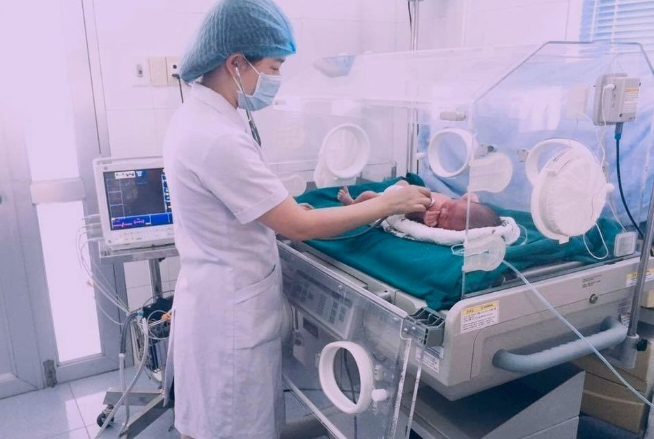 Chăm sóc trẻ sơ sinh trong lồng ấp tại Trung tâm Y tế Hải Hà Chăm sóc trẻ sơ sinh trong lồng ấp tại Trung tâm Y tế Hải Hà.