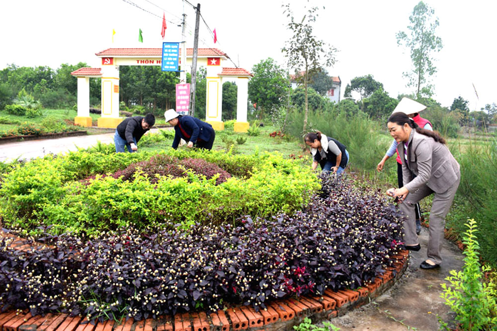 Từ khu vực trước đây là bãi rác lớn ở thôn Hội Phố, xã Đông Hải (Tiên Yên), chị em phụ nữ xã đã làm thành vườn hoa thân thiện môi trường