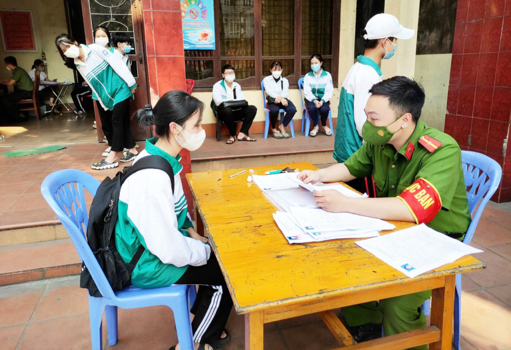 Công an phường Quang Trung thực hiện các bước cấp CCCD và mã định danh điện tử cho học sinh cuối cấp 2 và cấp 3 trên địa bàn phường.