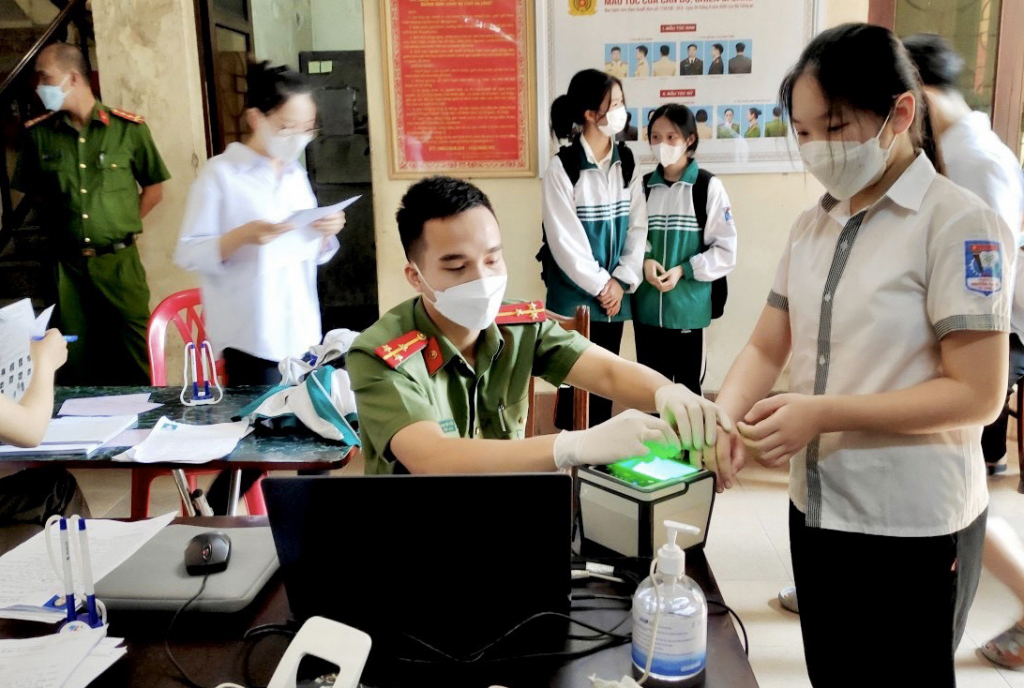 Tính trong hơn 2 tháng qua, số lượng học sinh được thực hiện cấp thẻ CCCD và mã định danh điện tử trên toàn TP Uông Bí là 5.000 trường hợp.