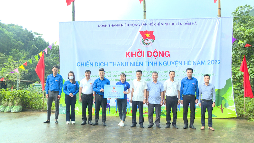 Đoàn Thanh niên cơ quan Văn phòng Ủy ban nhân dân tỉnh đã trao tặng 100 triệu đồng cho huyện Đầm Hà trồng rừng gỗ lớn.