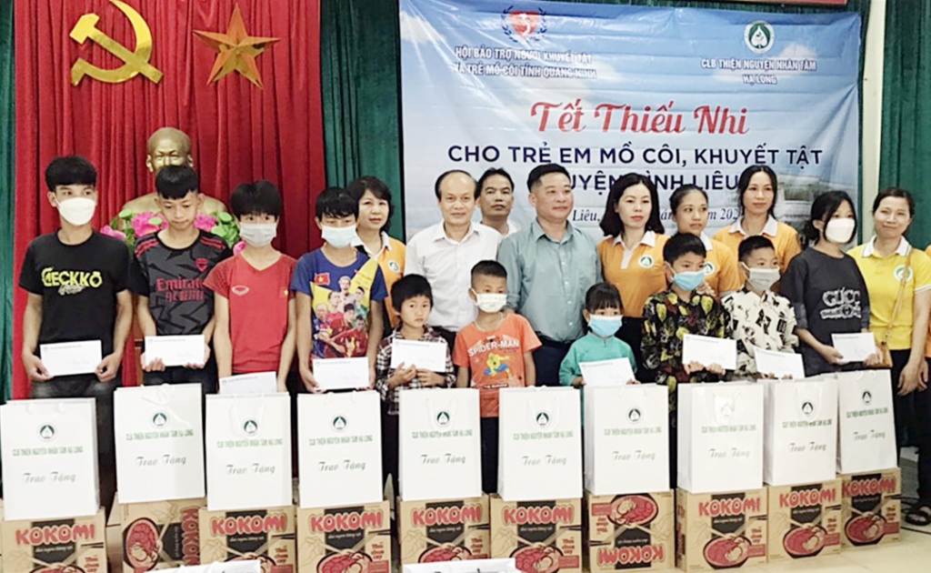 Lãnh đạo Hội Bảo trợ NKT-TMC tỉnh và CLB Thiện nguyện Nhân Tâm Hạ Long trao tặng cho trẻ em mồ côi, khuyết tật, học sinh có hoàn cảnh khó khăn tại xã Đồng Tâm (huyện Bình Liêu).