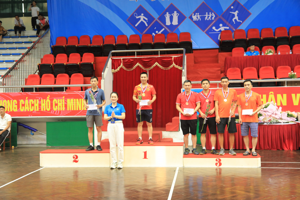 Ban Tổ chức trao giải cho các đội chơi xuất sắc môn cầu lông
