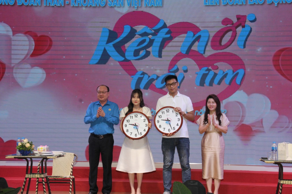 Lãnh đạo LĐLĐ tỉnh và Công đoàn Than-Khoáng sản Việt Nam tặng quà cho một cặp đôi đồng ý kết nối, tìm hiểu sau chương trình. 