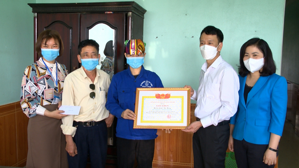 Phường Đông Triều (TX Đông Triều) trao giấy khen cho hộ gia đình tại địa phương đã gương mẫu trong công tác bàn giao mặt bằng dự án đường ven sông. Ảnh: Lê Nam