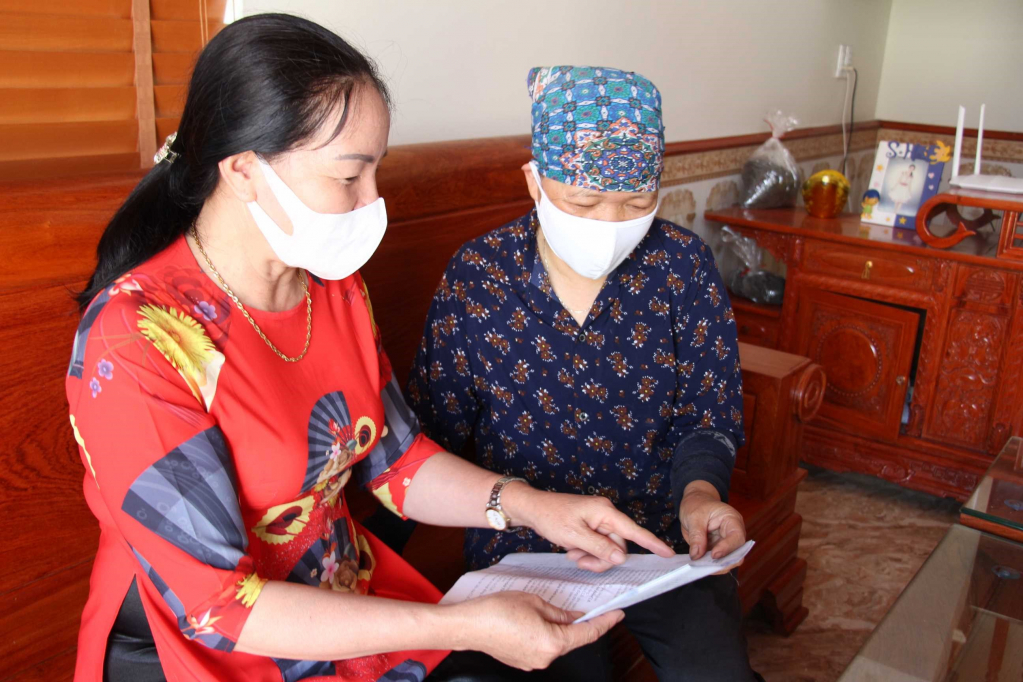 Tổ vay vốn tiết kiệm thôn 5 (xã Hoàng Tân, TX Quảng Yên) hướng dẫn hội viên phụ nữ vay vốn chính sách theo Nghị quyết 11.