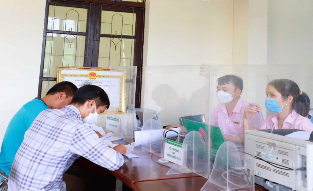Ngân hàng CSXH huyện Bình Liêu giải ngân vốn vay cho người dân. 