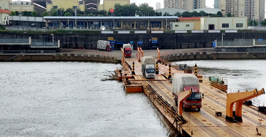 Ngay trong buổi sáng ngày đầu tiên thông quan trở lại, đã có hơn 30 xe hàng tạp, vải may mặc nhập khẩu về Việt Nam qua Lối mở cầu phao tạm Km3+4 Hải Yên