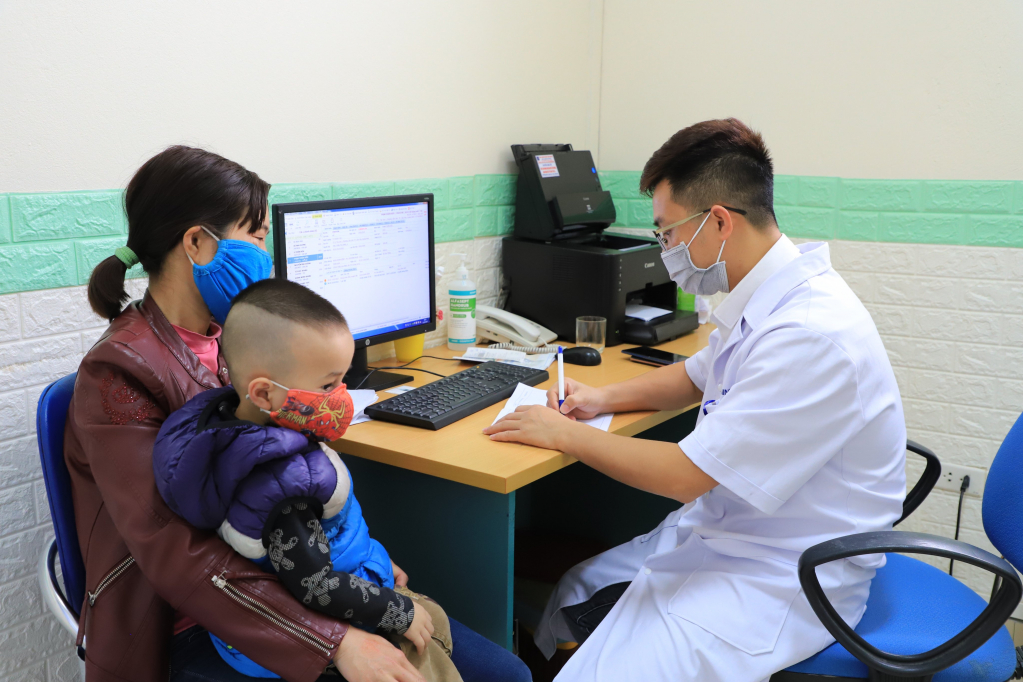Bác sĩ Đỗ Văn Thắng, Phó khoa Nội, phụ trách Đơn nguyên tâm bệnh, Phục hồi chức năng, bệnh viện Sản Nhi tỉnh Quảng Ninh thăm khám cho bệnh nhi.
