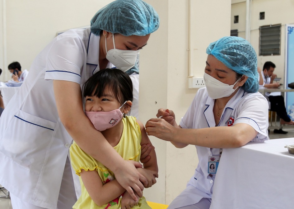Nhân viên y tế tiêm vắc-xin phòng Covid-19 cho trẻ từ 5 đến dưới 12 tuổi tại điểm tiêm Bệnh viện Đa khoa tỉnh.