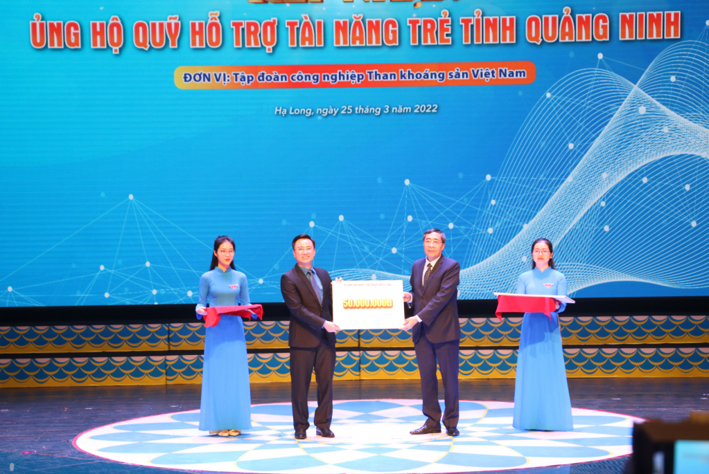 Tập đoàn Than - Khoáng sản Việt Nam ủng hộ Quỹ Hỗ trợ tài năng trẻ tỉnh Quảng Ninh. 