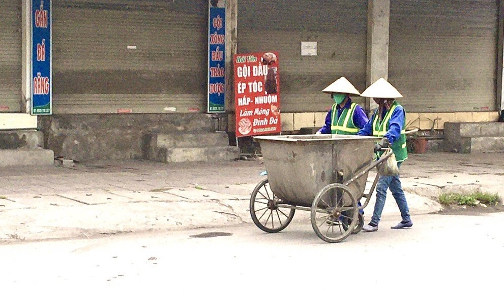 Công nhân của Công ty Công ty TNHH Hải Yến thu gom rác trên đường phố. 