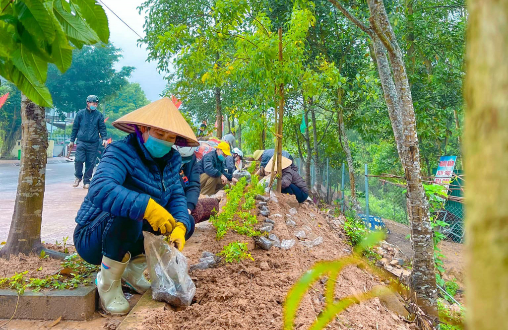 Nhân dân thôn Xóm Nương, xã Tiên Lãng, huyện Tiên Yên tham gia trồng cây trong