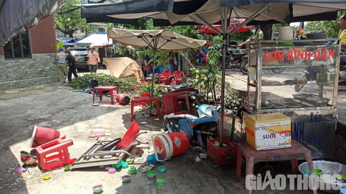 Ô tô húc văng dải phân cách rồi lao vào quán cơm, tông bay loạt xe máy 1