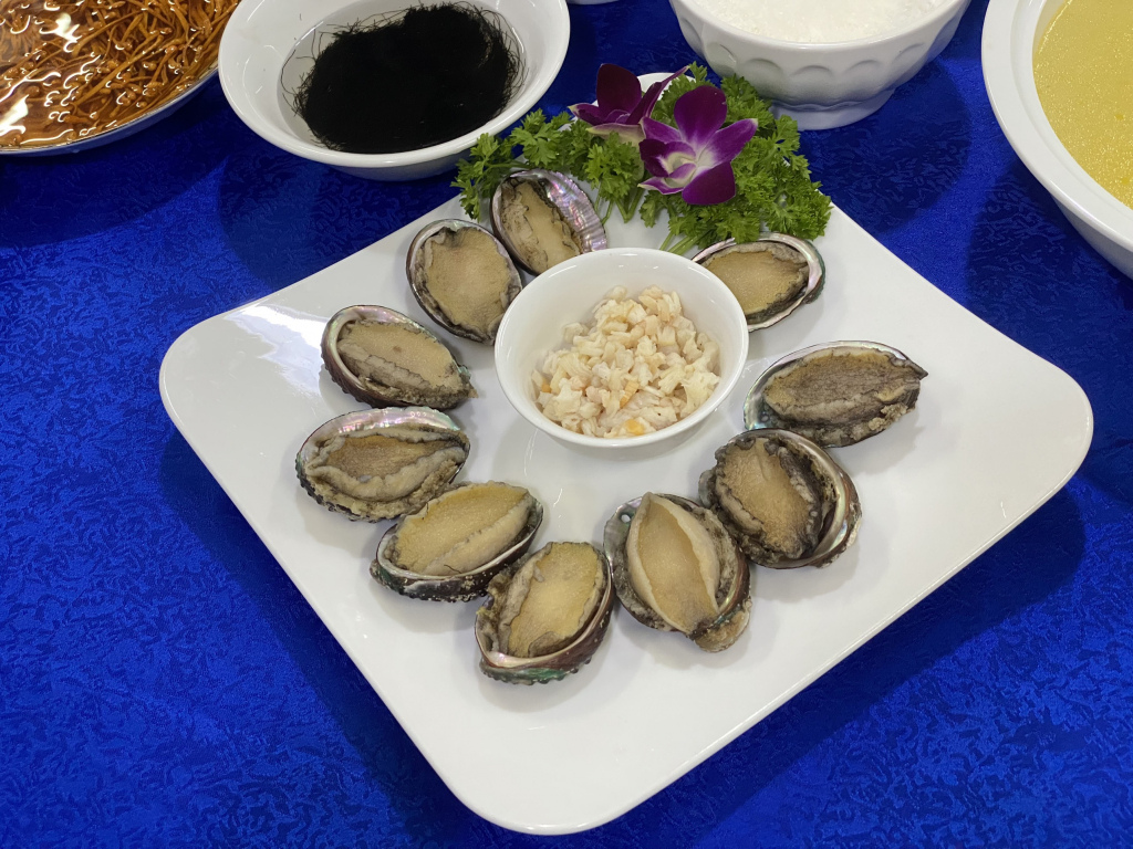 Thịt Bào ngư rất giòn và thơm ngon, các món ăn từ bào ngư thường xuất hiện trong các bữa tiệc sang trọng