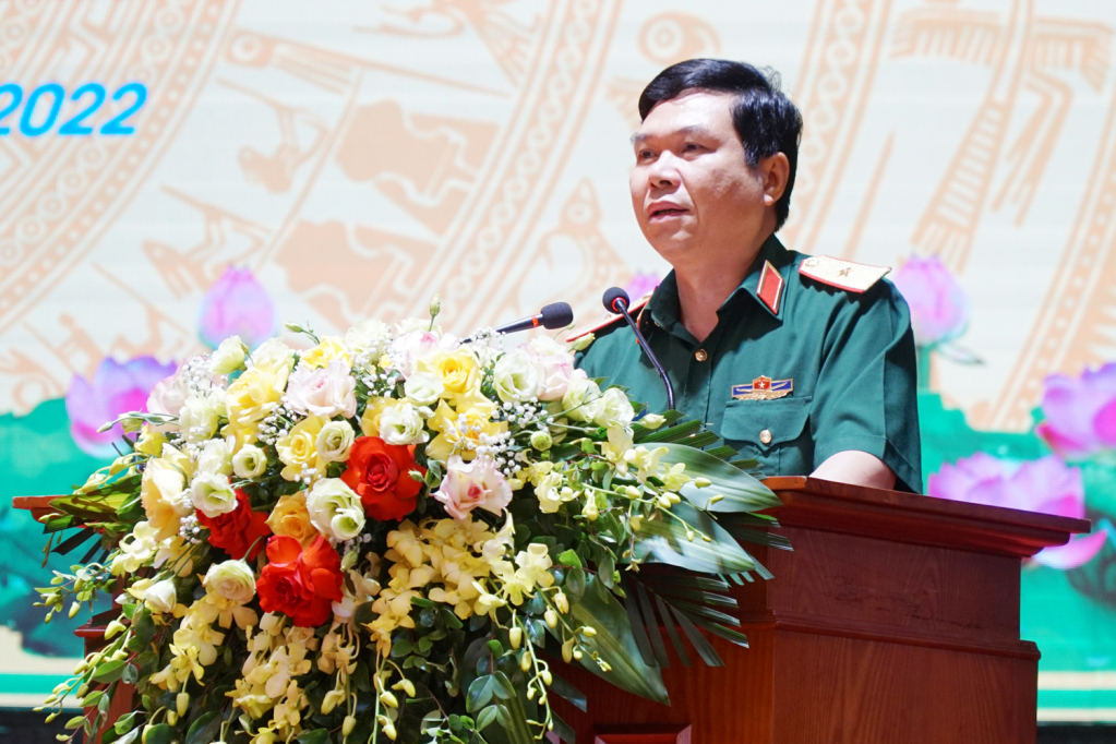 Thiếu thướng Bùi Công Chức, Ủy viên Thường vụ Đảng ủy, Phó Chính ủy Quân khu 3 phát biểu chỉ đạo hội nghị.