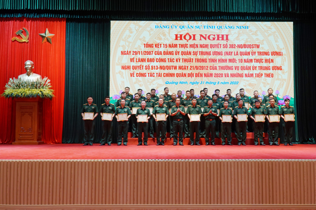 Chỉ huy Bộ CHQS tỉnh Quảng Ninh trao thưởng cho các tập thể và cá nhân.