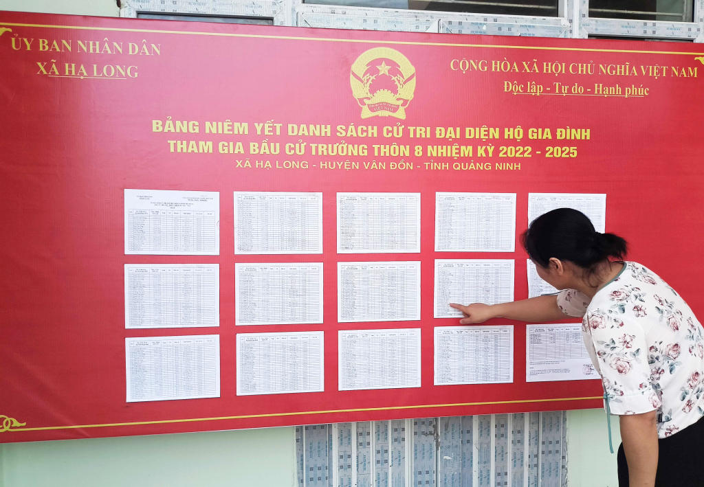 Danh sách cử tri thôn 8 xã Hạ Long được niêm yết công khai tại nhà văn hóa.