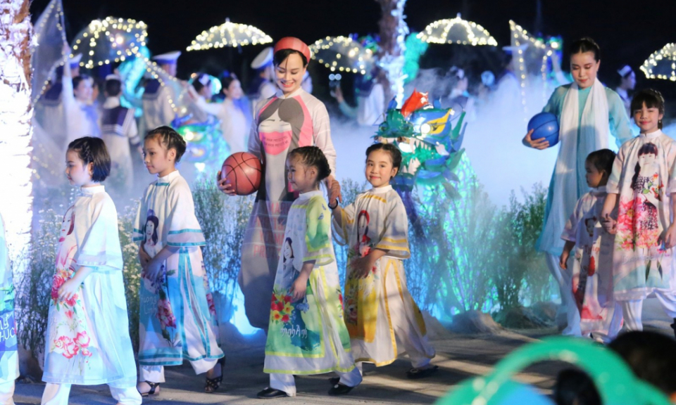 Ao Dai Festival on the bank of Bai Tu Long Bay