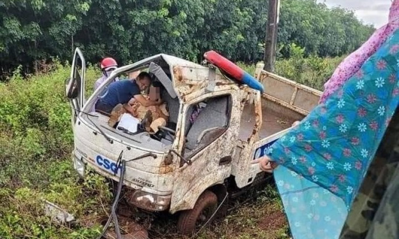 Người dân cứu Cảnh sát giao thông đưa đi bệnh viện