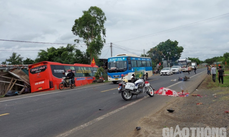Xe khách tông liên tiếp hai xe máy, một người tử vong, hai người bị thương