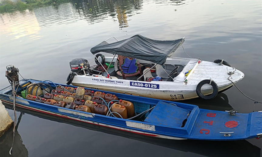 Bắt đối tượng dùng xuồng vỏ lãi trộm 800 lít dầu DO