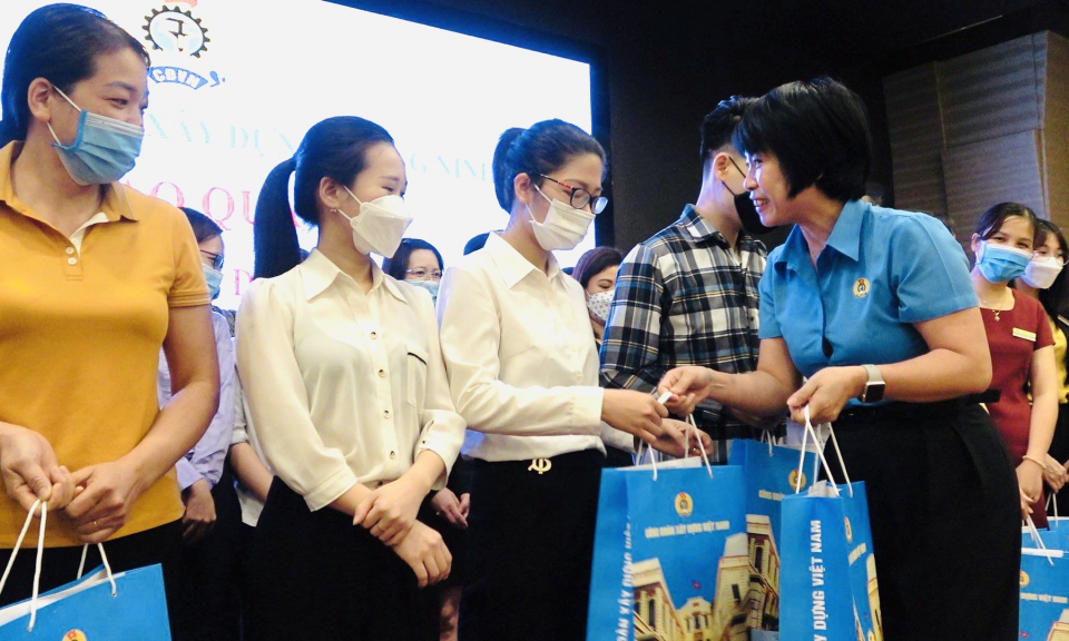 Tặng quà cho CNLĐ khó khăn và tuyên truyền, phổ biến pháp luật