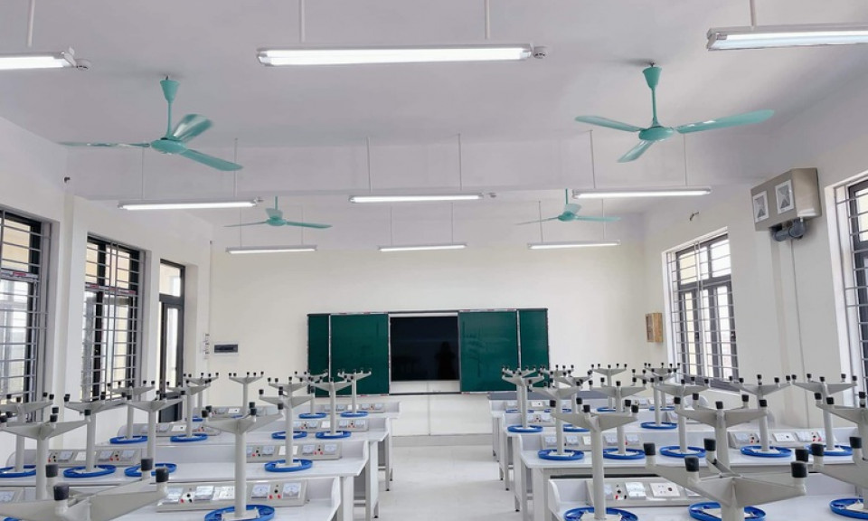Quạt trần rơi trúng người học sinh khi học: Cần ổn định tâm lý toàn trường