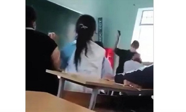 Mới nhất vụ thầy giáo ngồi im khi nữ sinh dùng mũ bảo hiểm đánh bạn trong lớp