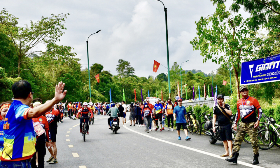 Trên 100 tay đua tham gia Giải đua xe đạp hưởng ứng SEA Games 31