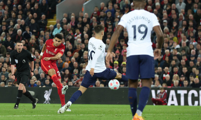 Hòa Tottenham, Liverpool gặp bất lợi trong cuộc đua vô địch