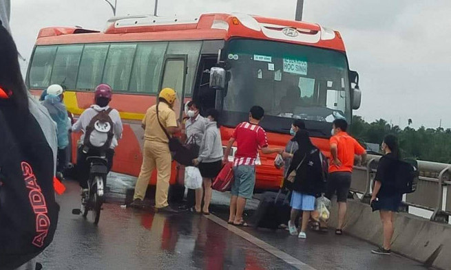 Xe khách chở học sinh đi tham quan va vào thành cầu Rạch Miễu