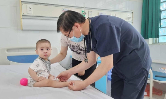 Hai biến chứng nguy hiểm của bệnh tay chân miệng