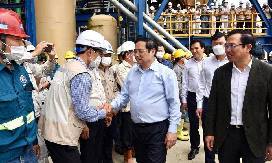 PM tours socio-economic establishments in Thai Binh