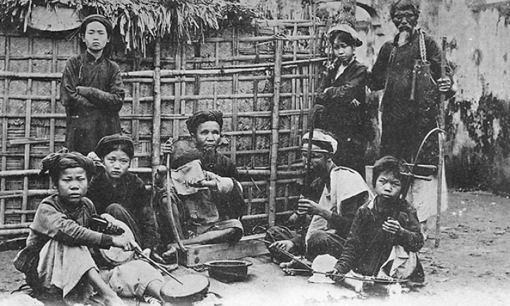 Old photos of Vietnamese traditional musicians and music restored by two reseachers from Hà Nội